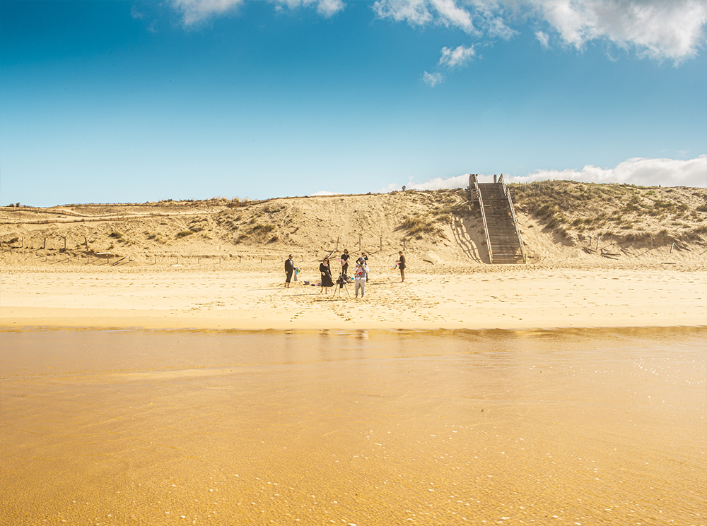 Équipe de tournage sur la plage